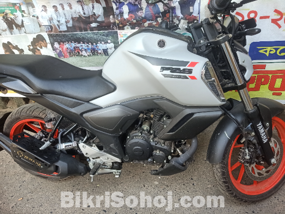 Yahama FZS V4